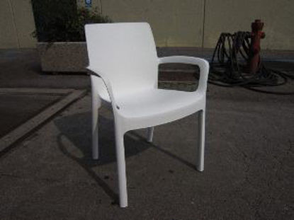 Immagine di sedia impilabile in polipropilene lord, con braccioli, colore bianca, dimensioni cm. 60x54 h. 82, peso kg. 3,8                                                                                                                                                                                                                                                                                                                                                                                                      