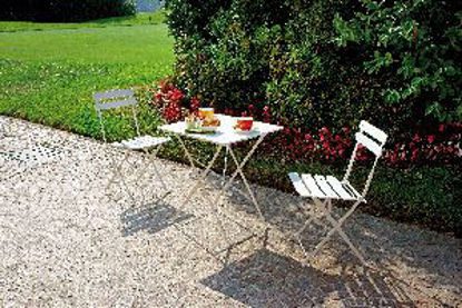 Immagine di set giardino composto da tavolo quadrato e due sedie pieghevoli in ferro color avorio con bloccaggio di sicurezza, tavolo misure cm. 60x60 h.71, sedia misure cm. 42x48 h.81                                                                                                                                                                                                                                                                                                                                        