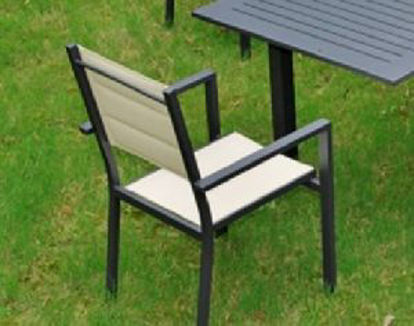 Immagine di sedia con braccioli impilabile, struttura in alluminio nero, seduta  textilene colore ecrù, dimensioni cm. 60x56,5 h.87                                                                                                                                                                                                                                                                                                                                                                                             