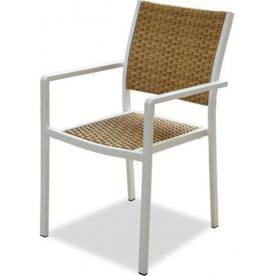 Immagine di sedia con braccioli,  impilabile in alluminio bianco, schienale e seduta in vimini colore teak, dimensioni cm.54x57xh.88                                                                                                                                                                                                                                                                                                                                                                                            
